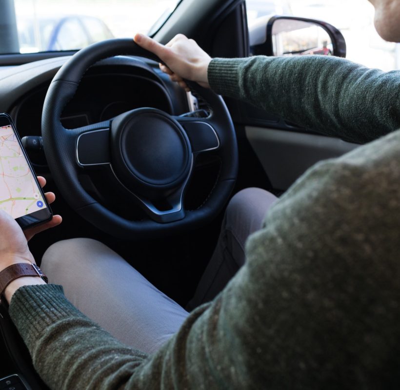 man-using-smartphone-while-driving-car.jpg man-using-smartphone-while-driving-car.jpg